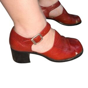 VTG RARE Red Leather block‎ Short heel Sandals buckle closure size 36 or 6